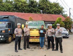 Satlantas Polres Lumajang Tilang Sopir Truk Lumajang Nekat Oleng di Jalan Raya