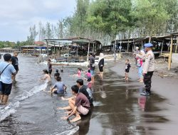 Polres Jember Siagakan Personel di Pantai Saat Ops Lilin Semeru 2024, Antisipasi Bencana Hidrometeorologi