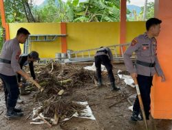 Sinergitas Polisi Bersama TNI dan Warga Bersihkan Lumpur Pasca Banjir di Situbondo
