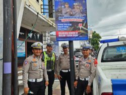 Jelang Tahun Baru, Satlantas Polres Situbondo Pasang Baner Imbauan Ajak Masyarakat Tertib Berlalu Lintas