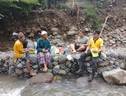 Pemdes Leprak Bondowoso Bersama Tiga Pilar, Laksanakan Kerjabakti Pemasangan Bronjong Antisipasi Arus Sungai Saat Hujan Lebat
