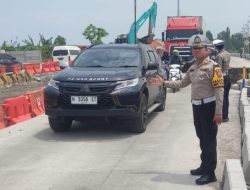 Antisipasi Arus Balik Polres Probolinggo Buka Satu Arah Tol Fungsional Probowangi Segmen Kraksaan – Gending