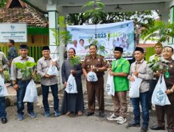 Upaya Penyelamatan Bumi & Sedekah Oksigen, Perum Perhutani, Kajari dan IIK Perhutani Bondowoso Bagikan Bibit Gratis