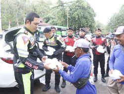 Pantau Jalur Pantura, Kapolres Situbondo Patroli Sambil Berbagi Nasi Untuk Pekerja di Wisata Pasir Putih