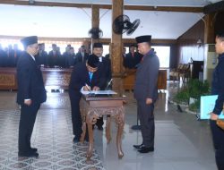 Pj Bupati Probolinggo Ugas Irwanto Melantik Arif Kurniadi Sebagai Kepala Dinas Pertanian Bersama Empat Pejabat Eselon II lainnya