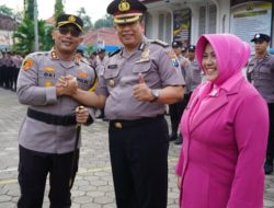 Kapolres Probolinggo Kota AKBP Oki Ahadian P. S.I.K. M.H memimpin upacara kenaikan pangkat pengabdian AKBP Eko Hari Suprapto