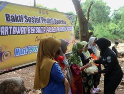 Peringati HPN 2025, Wartawan Bersama Polres Probolinggo Beri Bantuan Warga yang Terisolir Akibat Banjir