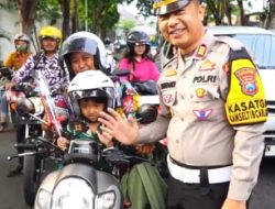 Polres Probolinggo Kota Bagikan Helm, Bunga Dan Coklat Gratis