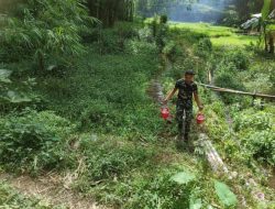 Untuk Adukan Semen Dan Pasir, Satgas TMMD 123 Bondowoso Angkut Air Dengan Ember