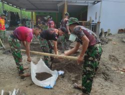 Tak Ada Rotan, Karung Pun Jadi Sarana Angkut Di TMMD Kodim 0822