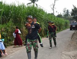 Kangen Keluarga, Anggota Satgas TMMD Bondowoso Gendong Anak Sekolah