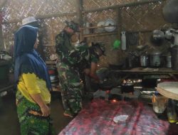 Mak Hos Warga Trotosari Bondowoso Merasa senang Anggota Satgas TMMD 123 Iku Bantu Memasak