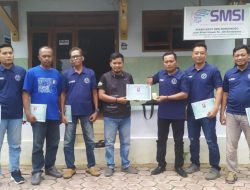Ketua SMSI Bondowoso Serahkan Sertifikat UKW Unitomo Angkatan 16