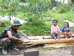 Keceriaan Anak-Anak Saat Bermain Dengan TNI Satgas TMMD 123