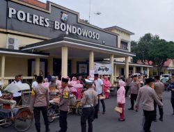 Berkah Ramadhan Polres Bondowoso Gelar Aksi Berbagi Takjil Dengan Tukang Becak