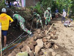 Semangat Warga Dan Satgas TMMD Ke-123 Bondowoso Pasang Paving Block