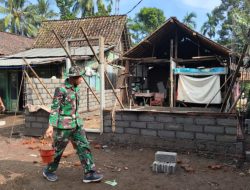 Satgas TMMD 123 Bondowoso Mulai Turunkan Kusen Pintu dan Jendela