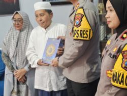 Bagikan Al Qu’ran Kapolres Situbondo Perkokoh Silaturahmi bersama Tokoh Agama Dan Ulama di bulan Ramadhan