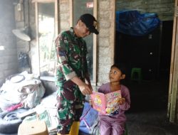 Prajurit TNI Ini Dapat Pujian! Bantu Anak Warga Kerjakan PR di Tengah TMMD