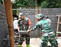 Babinsa Sertu Bambang Turun Tangan, Renovasi Rumah Warga Capai 50%