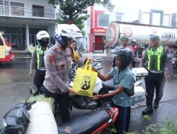 Ramadan Penuh Berkah Polres Situbondo Patroli Ngabuburit, Bagikan Bansos Ramadan