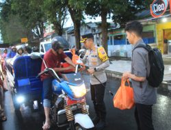 Bagi moment Ramadhan Kapolres Bondowoso bagi takjil