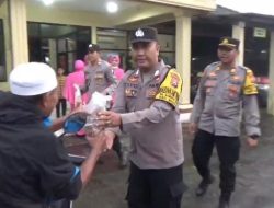 Polsek Maesan Bondowoso Bagi-Bagi Takjil di Bulan Ramadhan