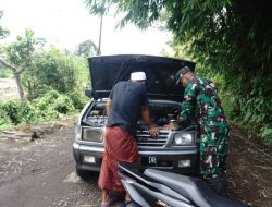 Aksi Heroik! Anggota Satgas TMMD Bondowoso Bantu Warga Perbaiki Mobil Mogok