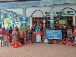 Sambangi Warga Terdampak Banjir di Wonoboyo, SD IT KIC Bondowoso salurkan 25 paket Sembako.