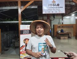 Kang Riyono “Caping” Bedah buku IMPOR di JOGLO Kantor KOMINFO sedulur Mas Riyono Di Desa Jambangan,Magetan.