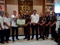 Administratur Perum Perhutani KPH Bondowoso, Menyerahkan Piagam Penghargaan Kepada Kajari Bondowoso 