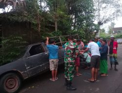 Babinsa 0822 Sigap, Mobil Terperosok Diselamatkan Bersama Warga