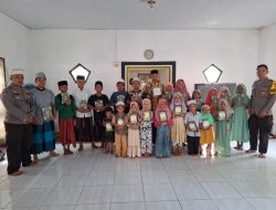 Peduli Pendidikan Akhlak Sejak Dini, Polisi Waqaf Al-Qur’an dan Iqro ke TPQ Mushola Nurul Iman Bungatan