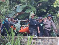 Penuh Perjuangan Polisi Bersama Tim SAR Berhasil Evakuasi Jenazah Pendaki di Gunung Saeng Bondowoso