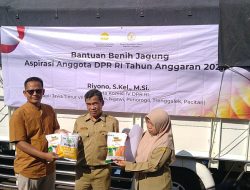 Salah Satu Anggota Dewan DPR RI Riyono Caping,  Salurkan Bantuan Benih Jagung dan Padi ke Petani Kabupaten Magetan