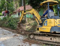 Perapihan Drainase Jalan, TMMD ke-124 Kodim 0422/LB Tingkatkan Kualitas Akses di Pekon Pemerihan, Kecamatan Bangkunat