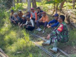 Di Sela Kesibukan Pembuatan Badan Jalan TMMD ke-124, Koptu Sarmidi Laksanakan Komsos Bersama Warga