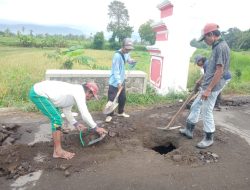 Pemuda dan Warga Desa Karanganyar Klabang Bondowoso, Perbaiki Jembatan Ambruk Dengan Swadaya Masyarakat ‎