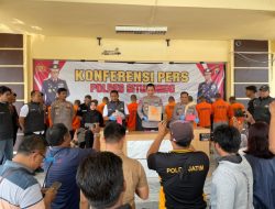 Konferensi Pers Hasil Operasi Pekat II Semeru 2025, Polres Situbondo Ungkap 4 Kasus Pengeroyokan dan Amankan 13 Tersangka
