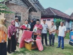 Rumah Roboh Diterjang Angin Kencang, Warga Candiretno Terima Bantuan Sosial Dari Pemkab Pringsewu