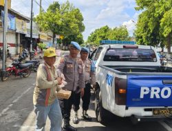 Ipda Komang Beserta Jajaran Propam Polres Situbondo,Bagikan Nasi Bungkus Kepada Warga