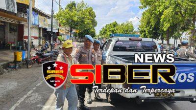 Ipda Komang Beserta Jajaran Propam Polres Situbondo,Bagikan Nasi Bungkus Kepada Warga