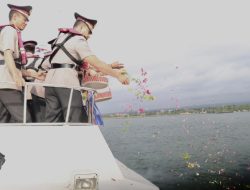 Peringati Hari Bhayangkara ke-79, Polresta Banyuwangi Tabur Bunga di Selat Bali