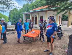 Satpolairud Polres Situbondo Bersama TNI AL dan Instansi Terkait Evakuasi Pemancing Yang Hilang