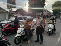 Operasi Patuh Semeru 2025 Polres Jember Sebar Brosur Edukasi Tertib Lalin Bagi Pengguna Jalan