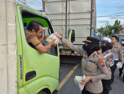 Polresta Banyuwangi Berbagi Mamiri Kepada Pengguna Jalan yang Terjebak Kepadatan Pelabuhan Ketapang