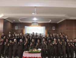 Potong Tumpeng Dalam Tasyakuran Hari Bhakti Adhyaksa ke-65 di Kejari Situbondo