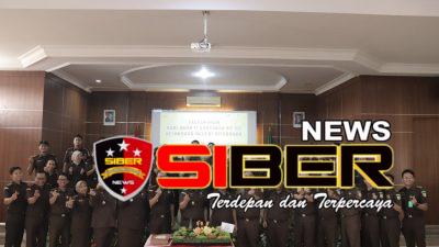 Potong Tumpeng Dalam Tasyakuran Hari Bhakti Adhyaksa ke-65 di Kejari Situbondo