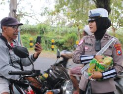 Polwan Cantik Bagikan Ratusan Minuman Segar Dibagikan Untuk Pengantri BBM di SPBU