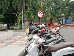 Rambu Dilarang Parkir Hanya Jadi Pajangan Di Alun-alun Situbondo, Masyarakat Minta Dishub Jangan Tutup Mata